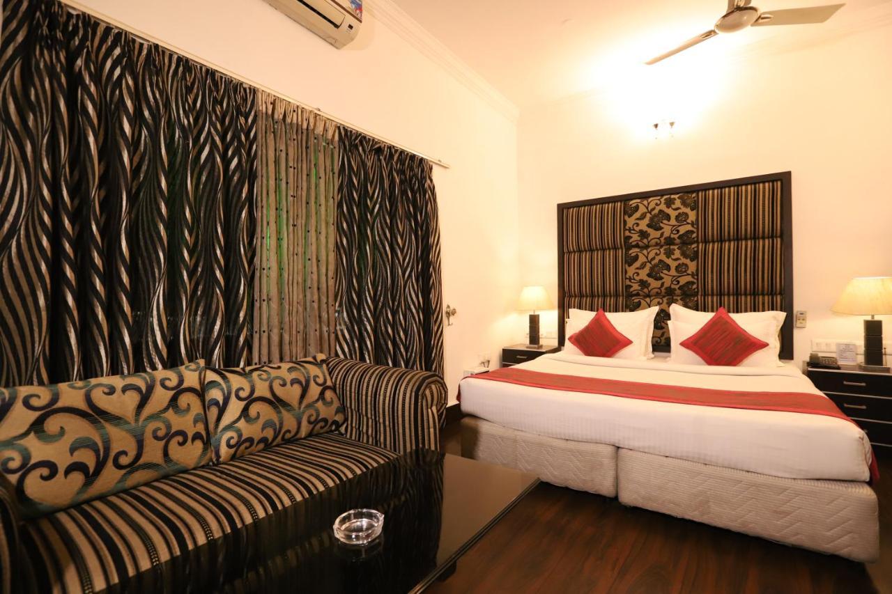 Hotel Capitol Hills - Greater Kailash Delhi New Delhi Exteriör bild