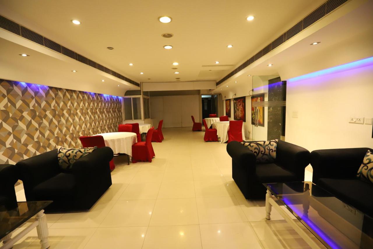 Hotel Capitol Hills - Greater Kailash Delhi New Delhi Exteriör bild